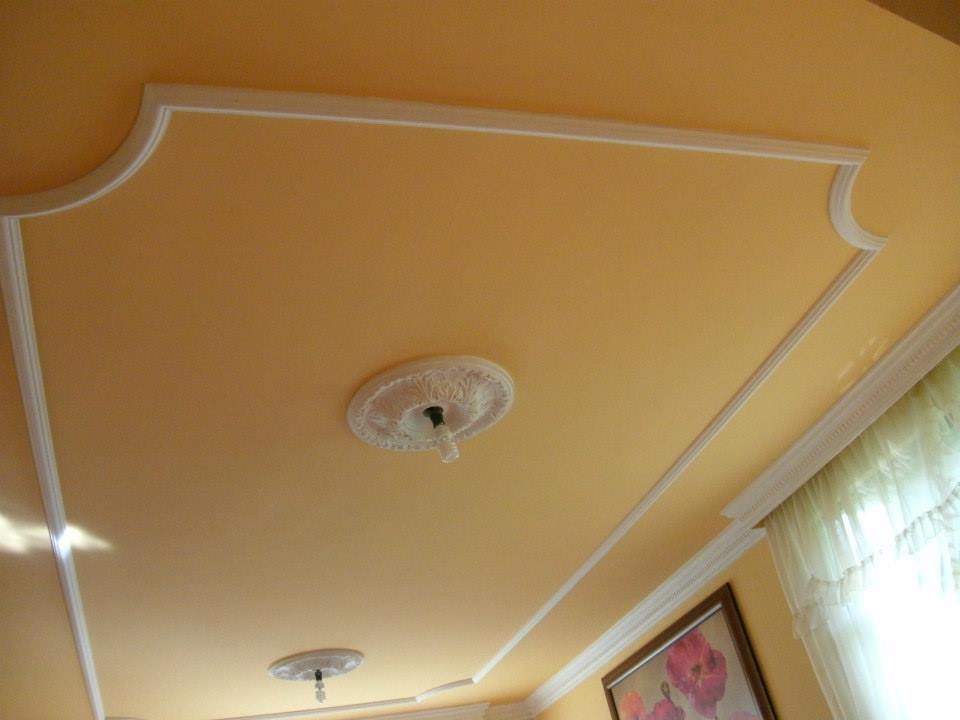 Cómo colocar tú mismo molduras decorativas en el techo